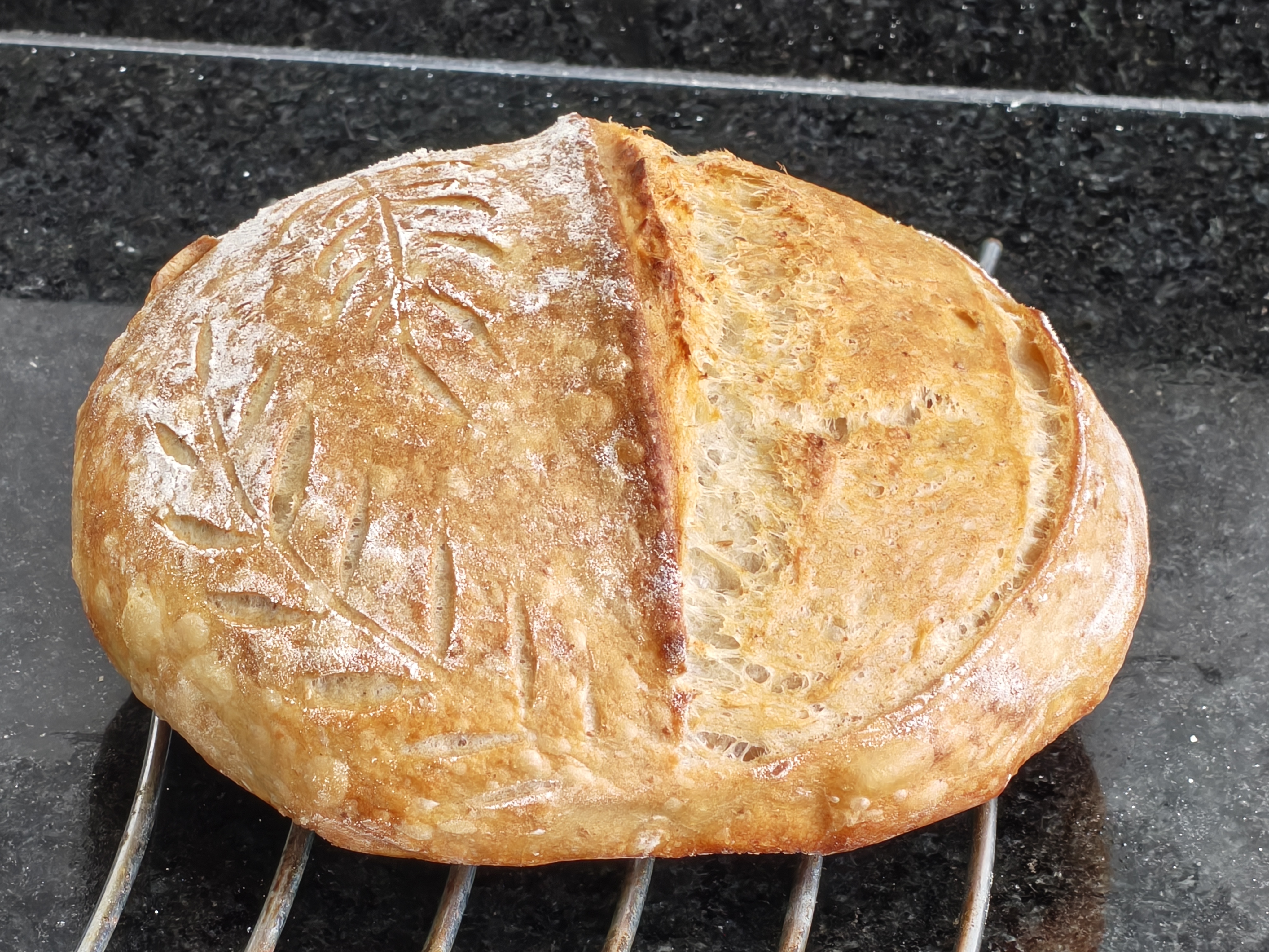 Pão artesanal dourado sobre uma grade